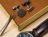 Chaussettes, boutons de manchettes et bretelles…